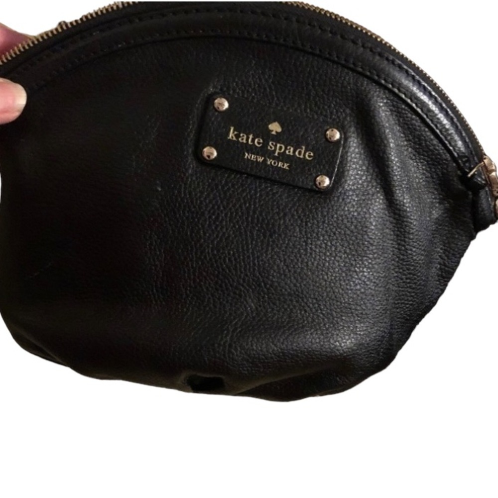 Kate Spade black classic crossbody used a few times outside is perfect